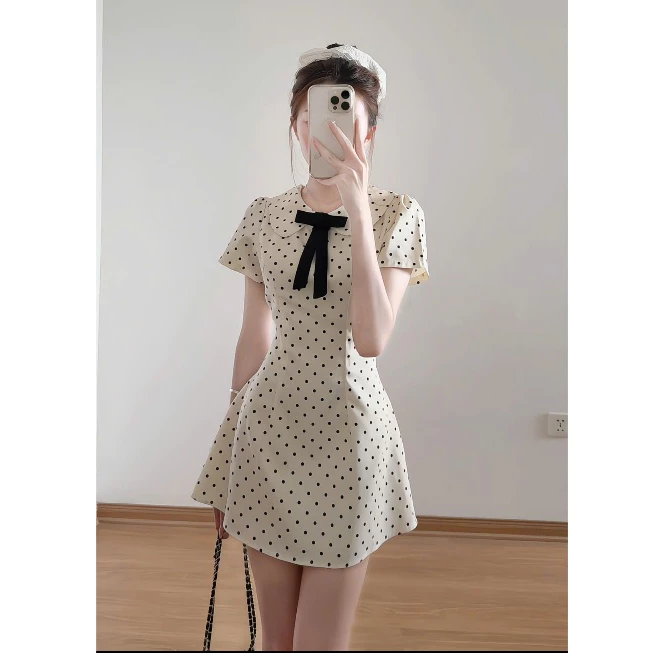 𝙃𝘼𝙉𝘼.𝘾𝙡𝙤𝙩𝙝// [Hàng có sẵn] Váy ngắn tay cổ sen đính nơ họa tiết chấm bi chiết eo nhẹ nhàng dáng xòe - chấm bi ngắnV73