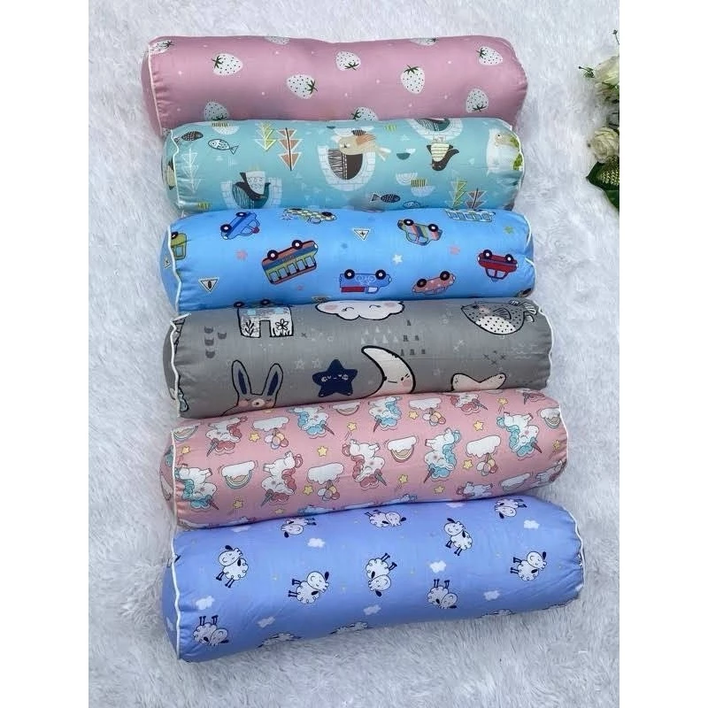 Gối ôm mềm mại cho trẻ em, chất liệu vải cotton 100%, kích thước 55cm, có vỏ và bông bên trong đi kèm.