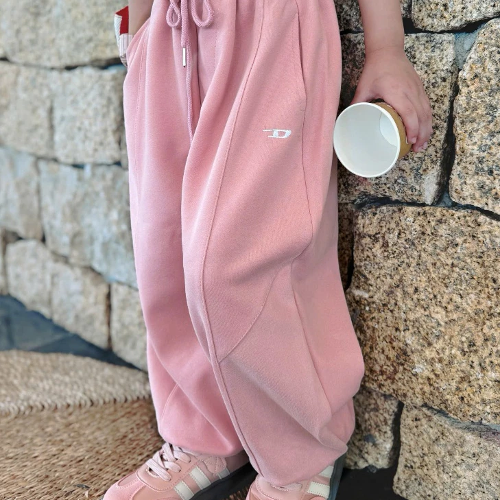 Quần nỉ 2 da logo thêu sắc nét, phong cách unisex dáng bo gấu cho bé size cho bé từ 20-61kg B0044