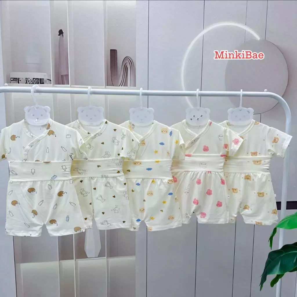 [NỀN KEM] Bộ cộc MinkiBae peptit cúc chéo khuy bấm quần cạp cao nền kem cho bé 3-11kg