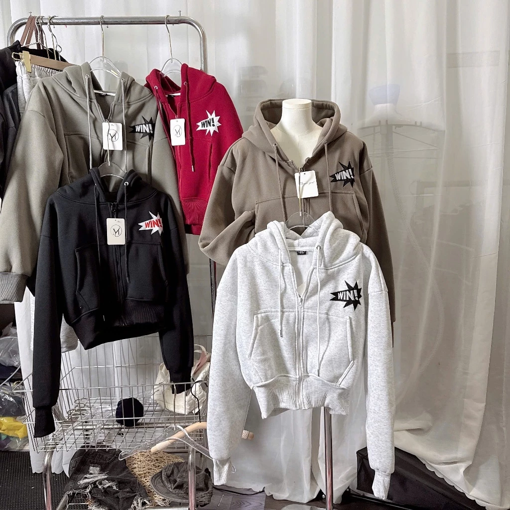 Áo Hoodie Nữ Croptop Khóa Kéo Thêu WIN! Form Rộng Có Túi Trong – Áo Khoác Nỉ Dày Có Mũ Phong Cách Streetwear