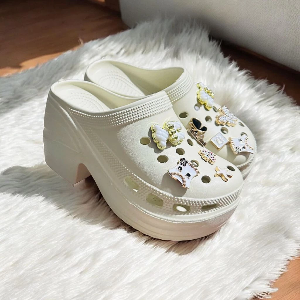 Dép Sục Nữ Đế Cao 9 Cm Gắn Kèm Cham Xinh ,Chất Cao Su Mềm ,Nhẹ ,êm