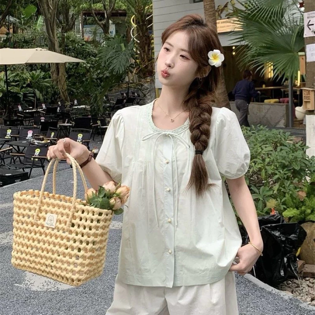 Áo sơ mi kiểu nữ cổ tròn viền ren thắt nơ, Áo tay bồng dáng suông nhẹ nhàng đi chơi đi làm mẫu mới 2026