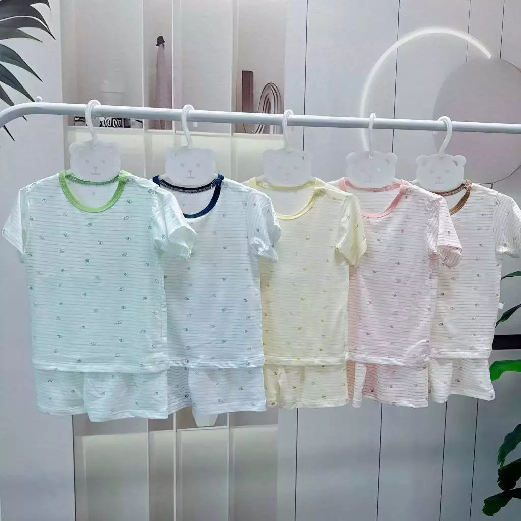 Bộ cộc MinkiBae cài vai peptit kẻ nền màu mềm mát cho bé