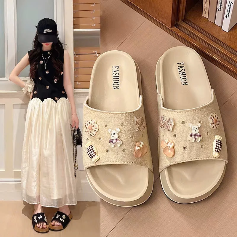Dép lê quai ngang đế cao 3cm, chất liệu da lộn, sticker siêu cute, cực xinh cho mùa hè- Lù Store- 2601