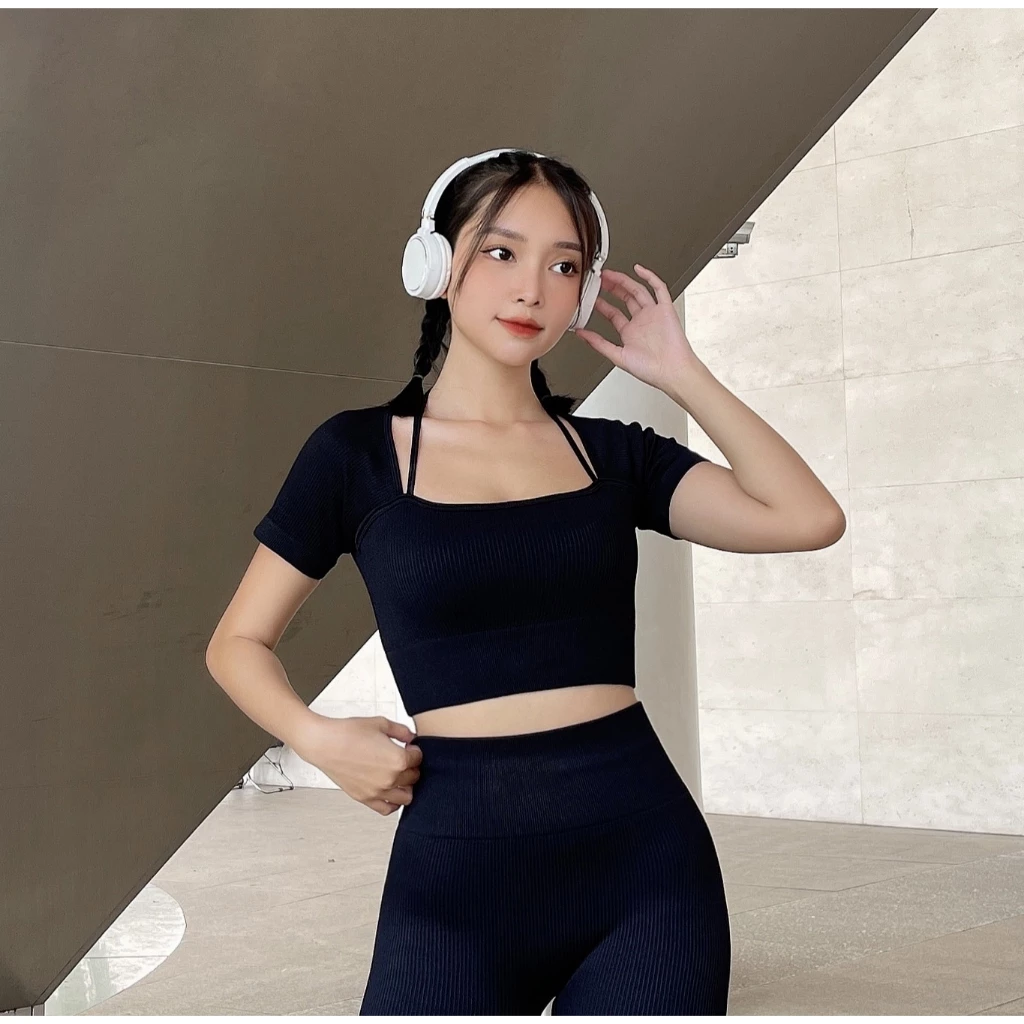 Áo thể thao nữ dáng ngắn (croptop), tay ngắn, cổ vuông, có 2 dây vai mảnh phụ phía trước, 90% Nylon 10% Spandex CR-DELTA