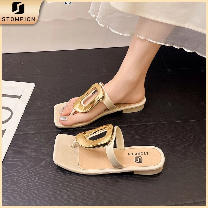 STOMPION Dép xỏ ngón màu kem với khóa kim loại, đế bệt – Đơn giản, thời trang, phù hợp mặc ngoài