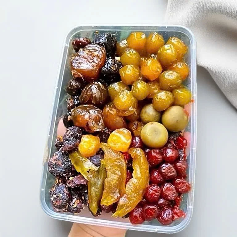 1 Hộp ô mai mix vị(mận,mận gừng,chuối,táo....) truyền thống gia truyền khách nên thử