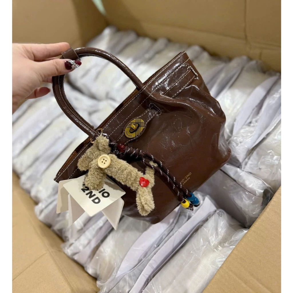 Túi đeo vai đeo chéo dáng giỏ da bóng tặng kèm charm xinh 807