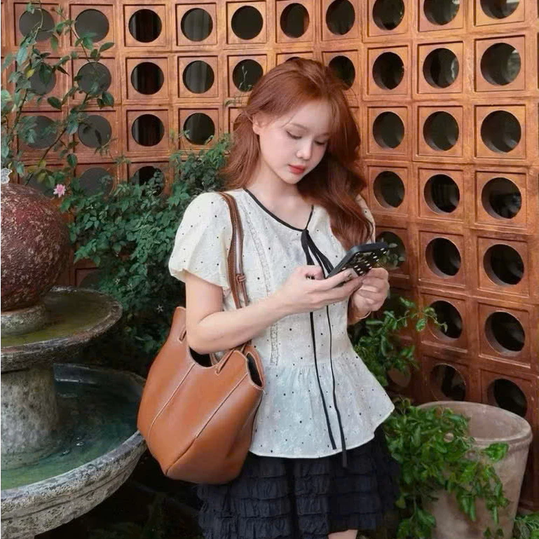 Áo babydoll thô ren hoa phối chấm bi tay bồng cổ viền đen thắt nơ MUZ A129