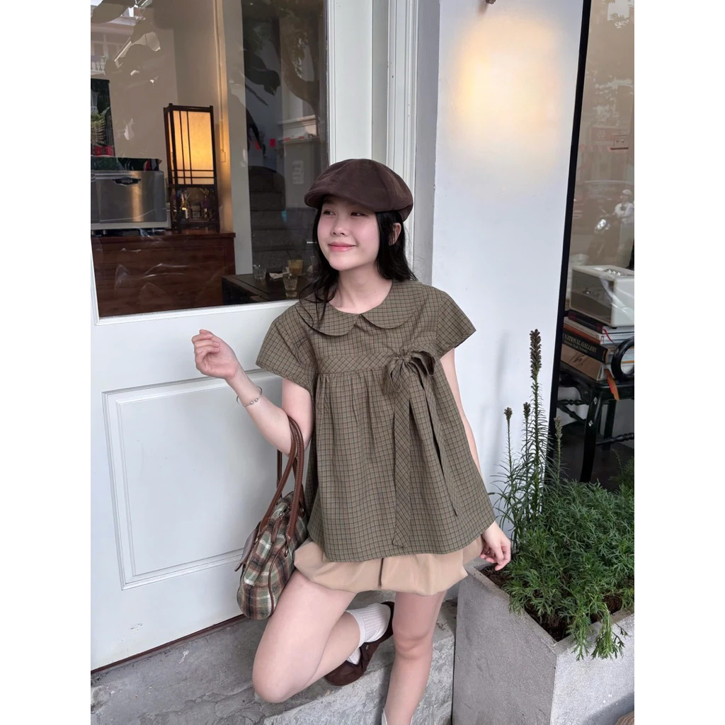 𝙏𝒉𝙖𝒐𝙫𝒊_𝑼𝙡𝒍𝙯𝒂𝙣𝒈// Áo babydoll KẺ CARO cổ sen cài nơ Nữ the.sweaterweather TSW125 - Áo Babydoll Kẻ Xiu Xinhhh