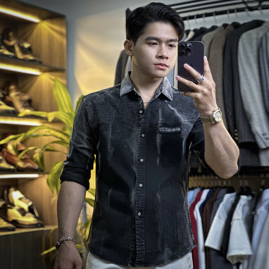 Áo sơ mi Cotton Jean Wach bó gãy , dập nổi vương niệm.