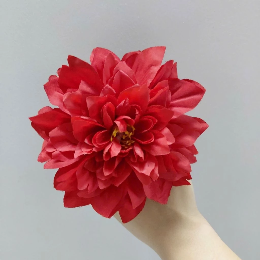Hoa xỏ ngón có chun dùng làm phụ kiện biểu diễn văn nghệ, múa dân vũ cổ động nghi thức đội. Đạo cụ phụ kiện Nguyễn Nhật
