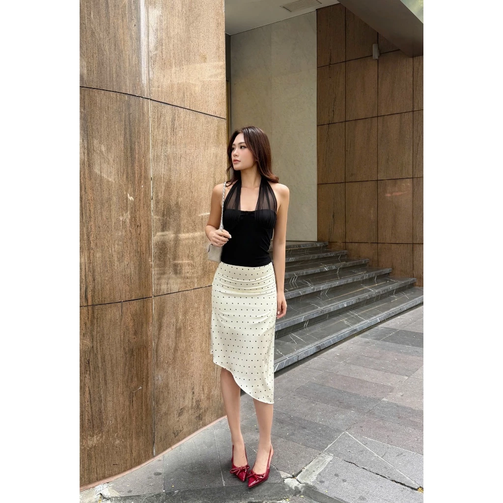 Chân váy lụa lửng vạt xéo chấm bi kem/đen X9 Bigsize - Orimi