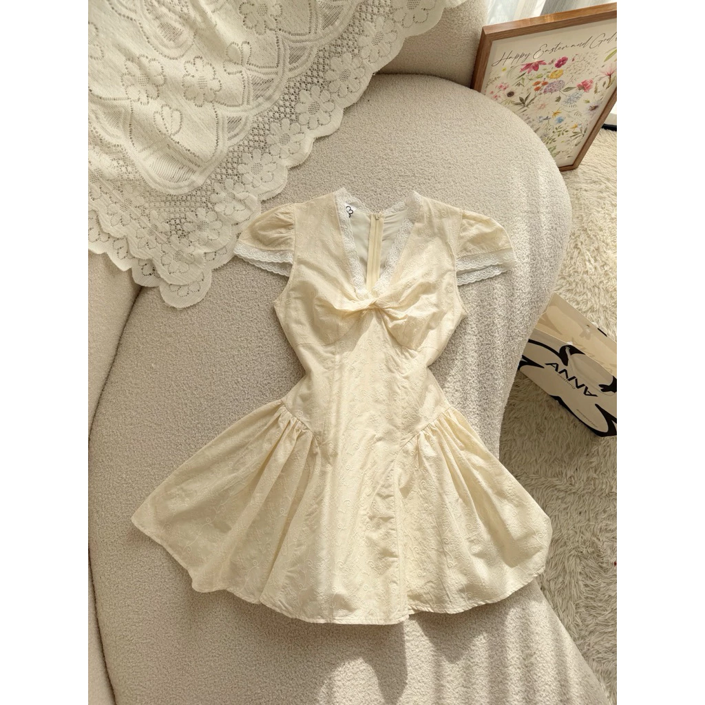 Đầm Kiểu Nữ Xoắn Viền Ren Kem Anna - Akira Dress