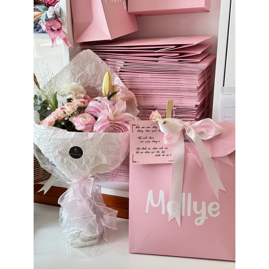 Túi quà MOLLYE giấy cứng có nắp chữ trắng dễ thương,có kèm nơ vải ruy băng kèm thiệp