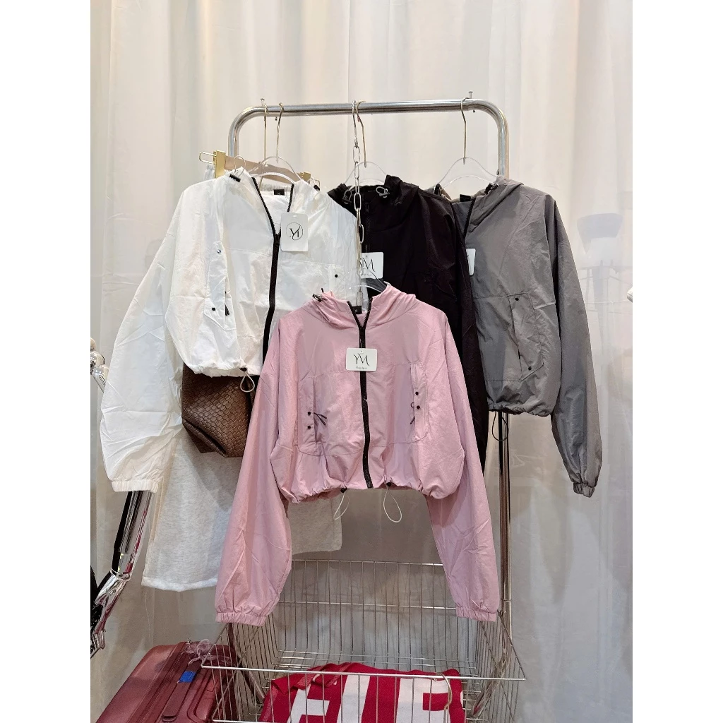 Áo Khoác Dù Gió Nhăn Nữ Thiết Kế Khóa Kéo Đứng Ở Tuí Croptop Form Rộng Có Nón – Chống Nắng, Chống Gió Phong Cách
