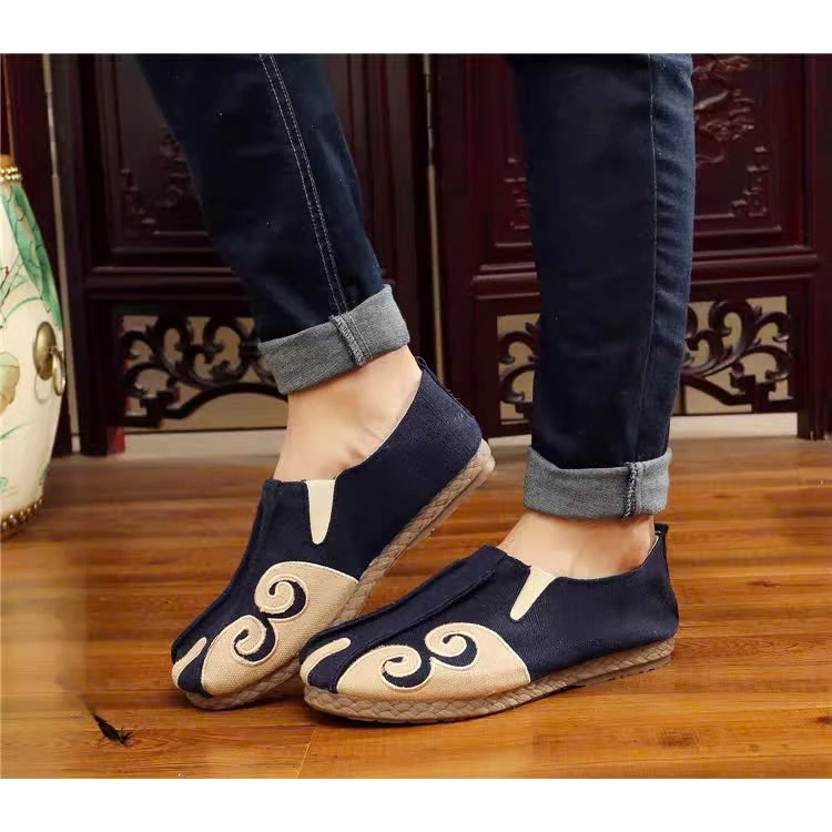 Giày cổ trang giày vải đen chụp hình