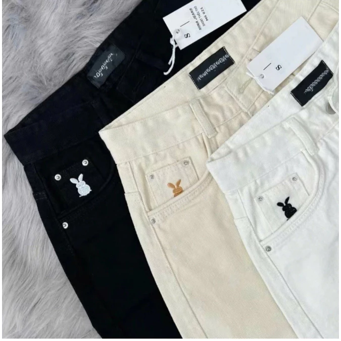 Quần Short Jean Nữ Lưng Cao Form A Thêu Logo Thỏ Cá Tính – Chất Denim Dày Dặn, Dễ Phối Đồ