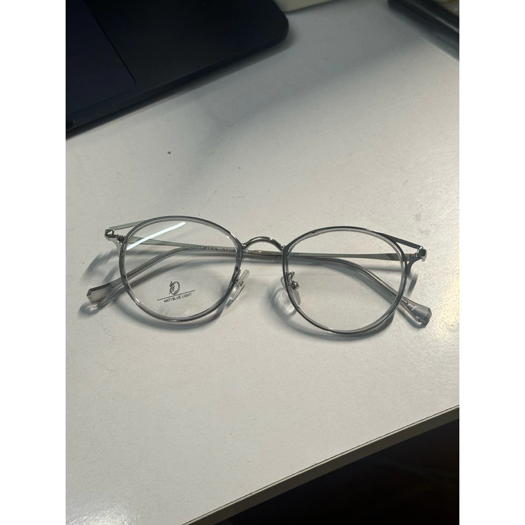 Kính tai mèo Midiglasses 22007 bị lỗi nhẹ (lỗi nhựa do sản xuất)