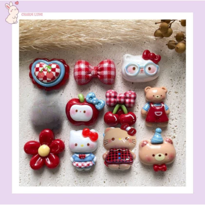 Charm Hello Kitty Váy Caro Đỏ & Cherry Gingham – Phụ Kiện Decor DIY, Trang Trí Tiểu Cảnh, Ốp Lưng, Hộp Bút, Sli