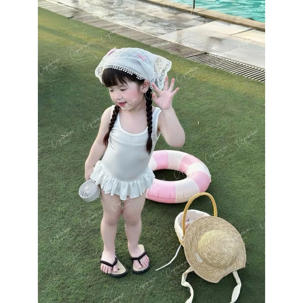 Đồ bơi bé gái liền thân , suit bơi ôm body tặng kèm khă màu kem may phối bèo nhún dễ thương phong cách Hàn Quốc [B024]
