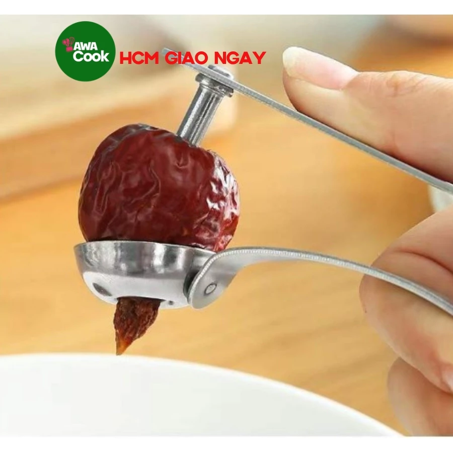 Dụng cụ tách hột táo tàu khô, hoa quả khô giữ 2 tay khi bấm hạt