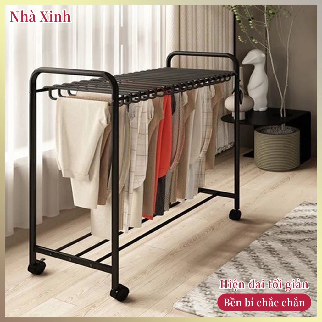 Giá treo quần đứng sàn kim loại dày dặn, co giãn chiều dài, bánh xe đa hướng, bền chắc chống gỉ, dung tích lớn tiện dụng