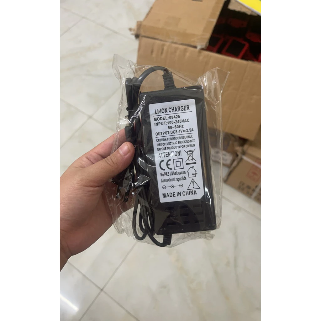sạc 8.4v, 2.5A, chân 2.1mm dành cho pin áo điều hòa