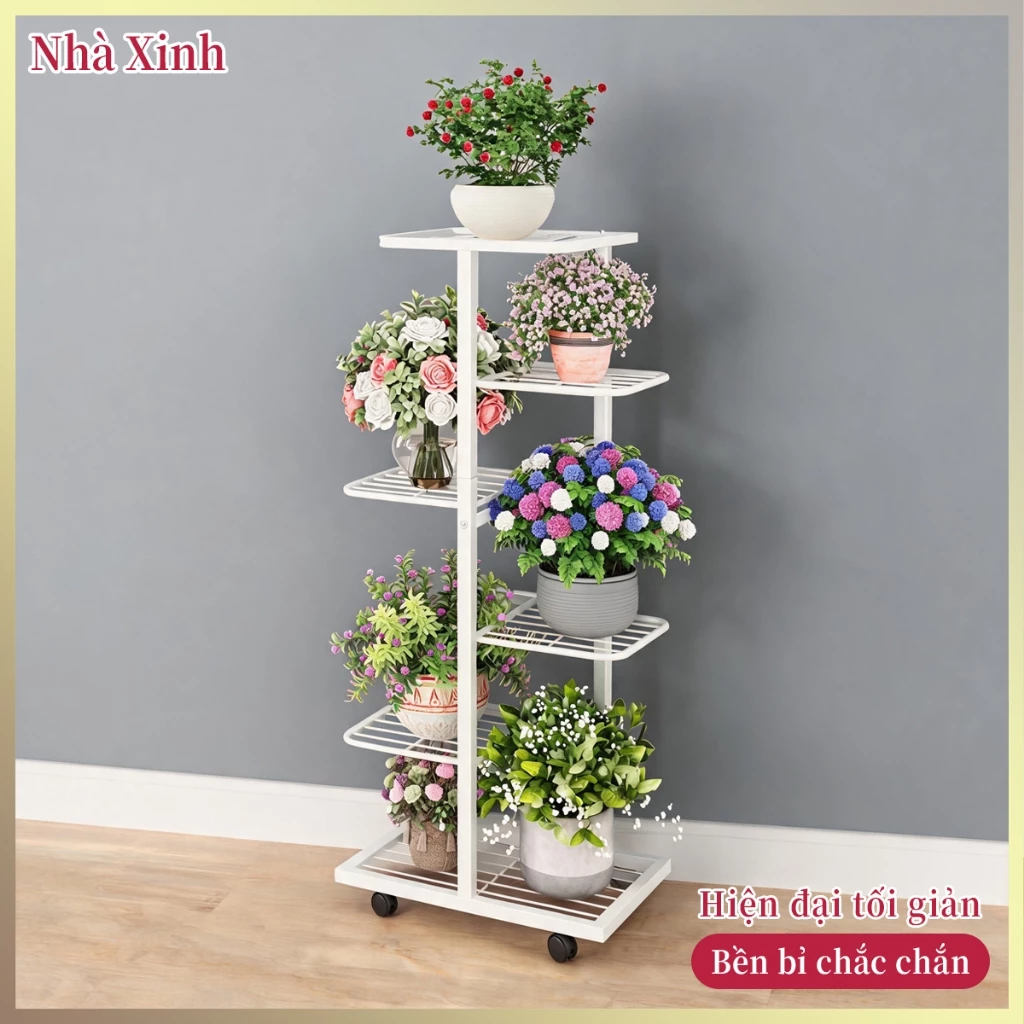 Kệ hoa sắt dày dặn nhiều tầng có bánh xe đa hướng, chịu tải vững chắc, tiết kiệm diện tích cho ban công phòng khách