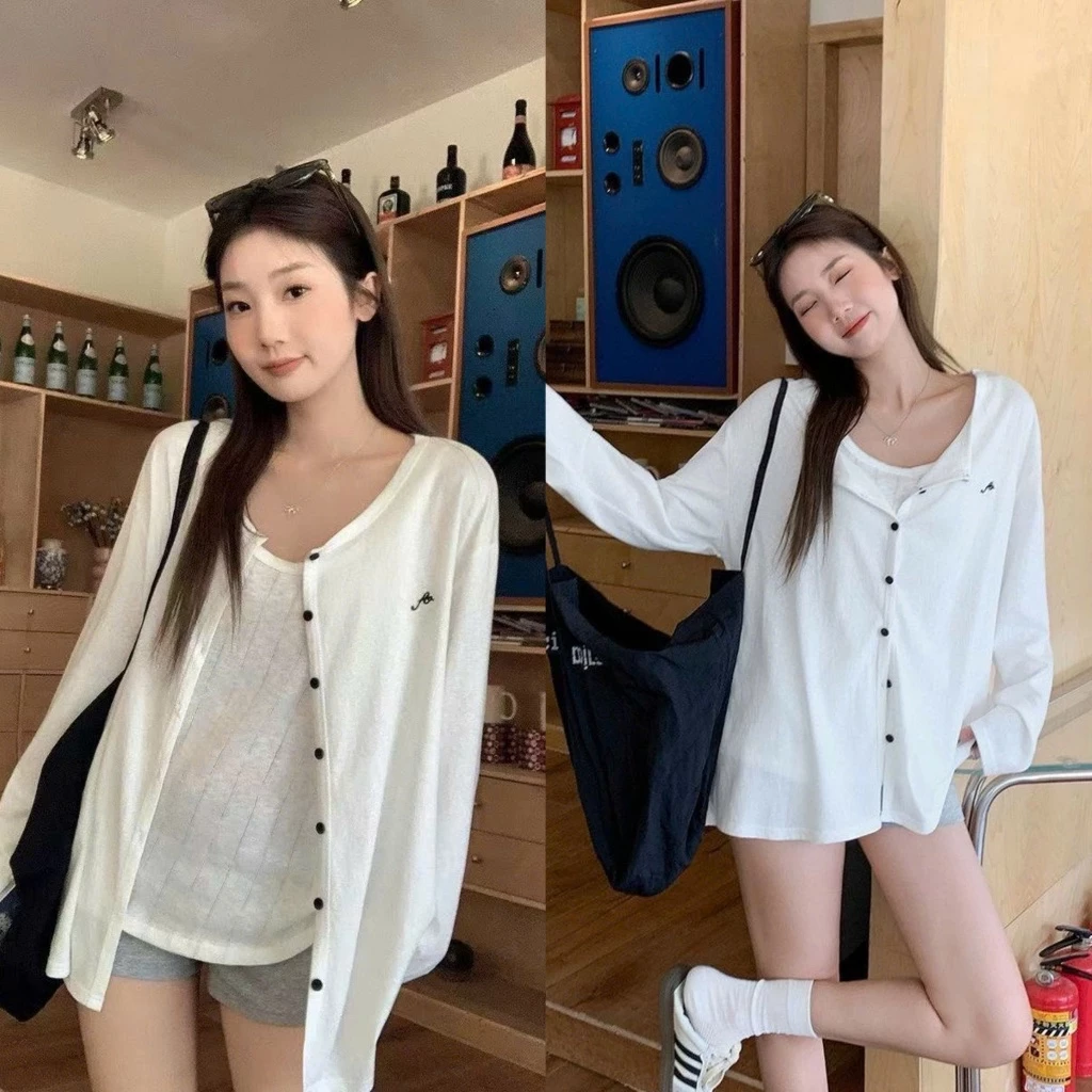 Áo khoác cardigan mỏng màu trắng form rộng khuy màu đen - Tiktik