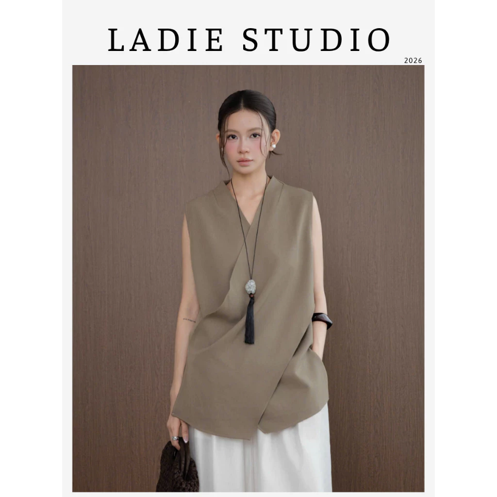 [LADIE STUDIO] Áo gile cổ V Draping – áo gile nữ cổ đổ hiện đại thanh lịch AO27