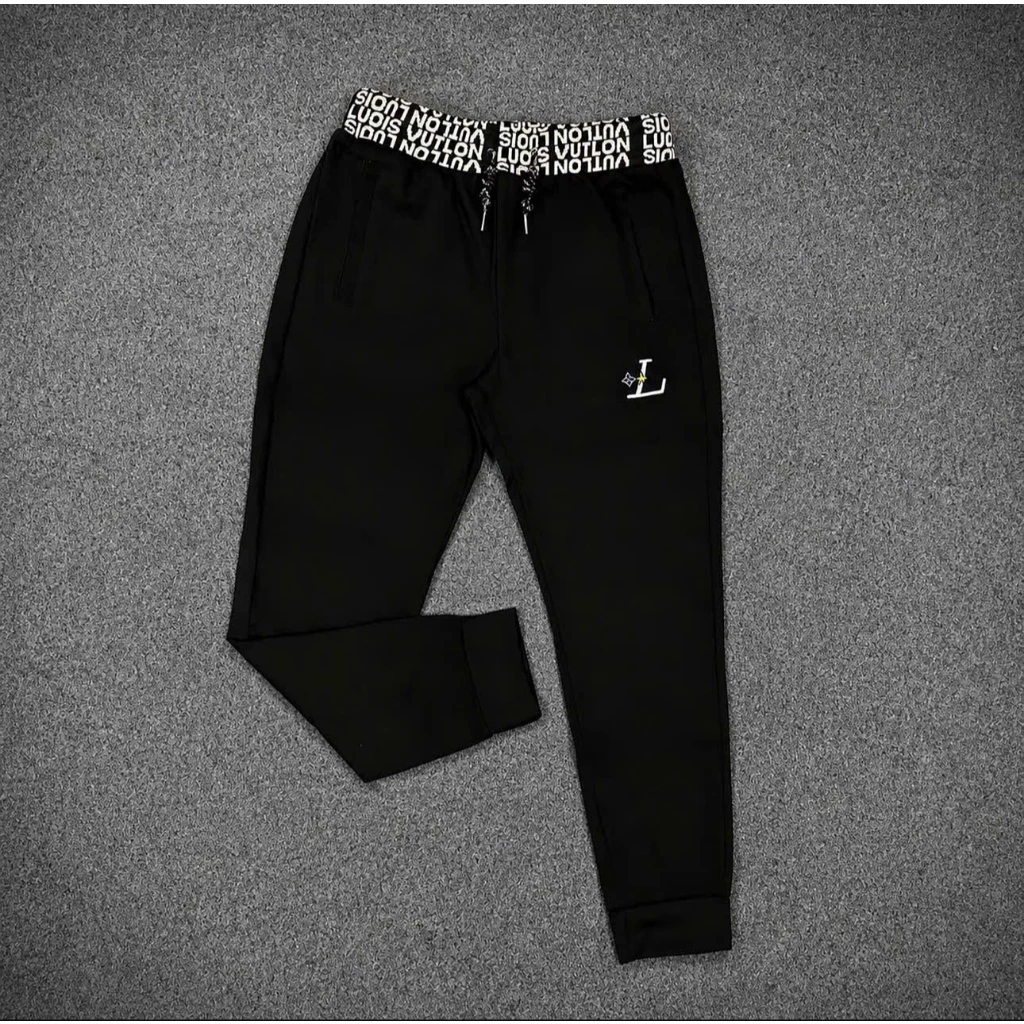 Quần Jogger Cạp Dệt Chữ Sắc Nét Phối Họa Tiết Trước Và Sau Quần Thêu Nổi Chữ Vàng Sau Túi Chất Umi Hàn Không Xù