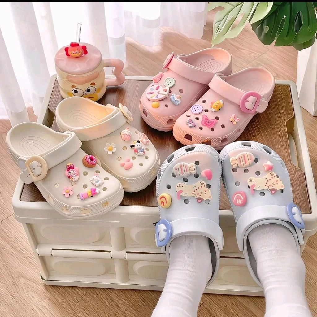 ( Cham Ngẫu Nhiên )Dép Sục Nữ Gắn Khuy, Dép Sục Gắn Nhiều Cham Xinh Cao 3 cm