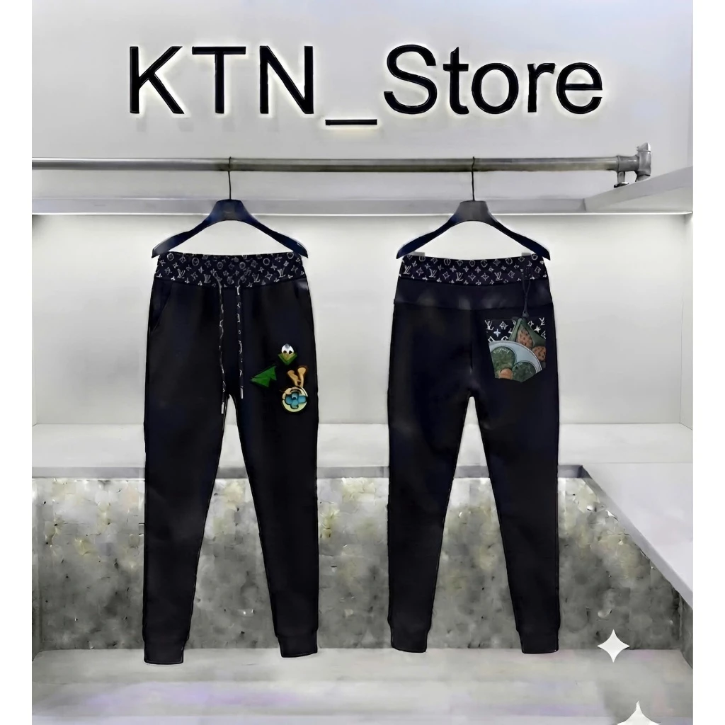 Quần Nỉ Jogger Nam Đen Boy Phố Cực Chất, Quần Nỉ Jogger Nam Logo Thêu Cực Chất Form Slimfit Tôn Dáng Top Trend 2026