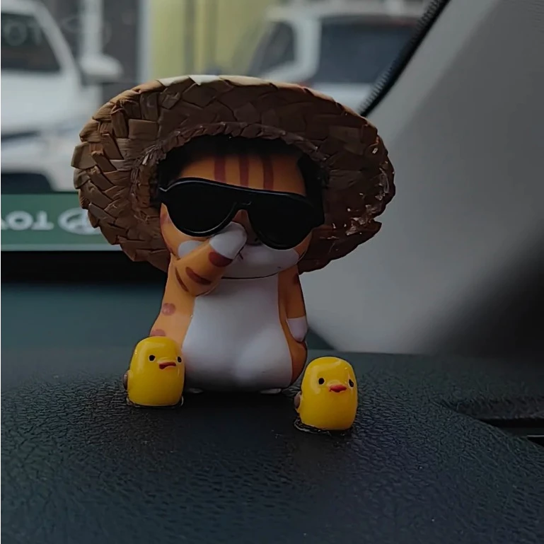 [Tặng Miếng Dán] Tượng Mèo Trang Trí Taplo Ô Tô Cute Đội Nón Đeo Kính Decor Xe Hơi Mini Dễ Thương