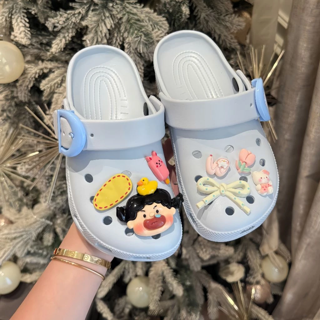 (Cham Ngâu Nhiên )Dép Sục Nữ Cao 3 cm Khuy Cài Gắn Nhiều Xinh Chất EVA Mềm Nhẹ Em Mềm Mại  Phong Cách Độc Đáo
