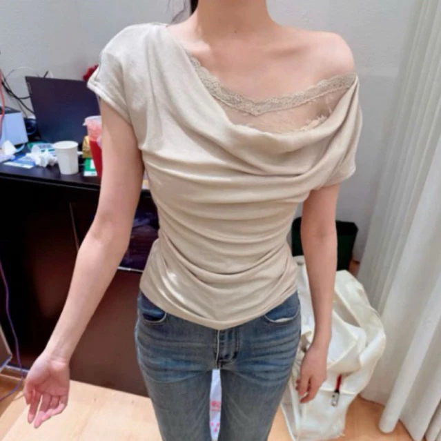 A35-[SANSAN]-Áo Thun Lệch Vai Phối Cổ Ren-Nhẹ Nhàng, Nữ Tính-Dễ Mặc, Dễ Phối-Hottrend
