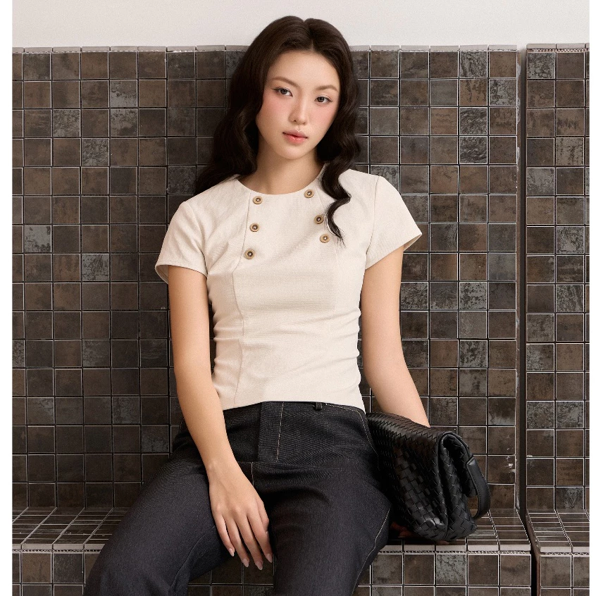 Áo kiểu tay ngắn THE C.I.U, áo kaki cổ tròn chiết eo phối cúc nổi - Davika Top