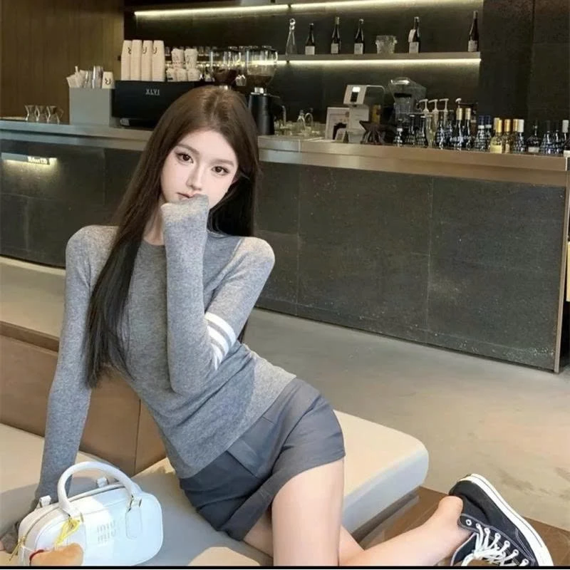 Áo thun nữ phom thường tay dài sọc tay kiểu cá tính 2 màu đen xám