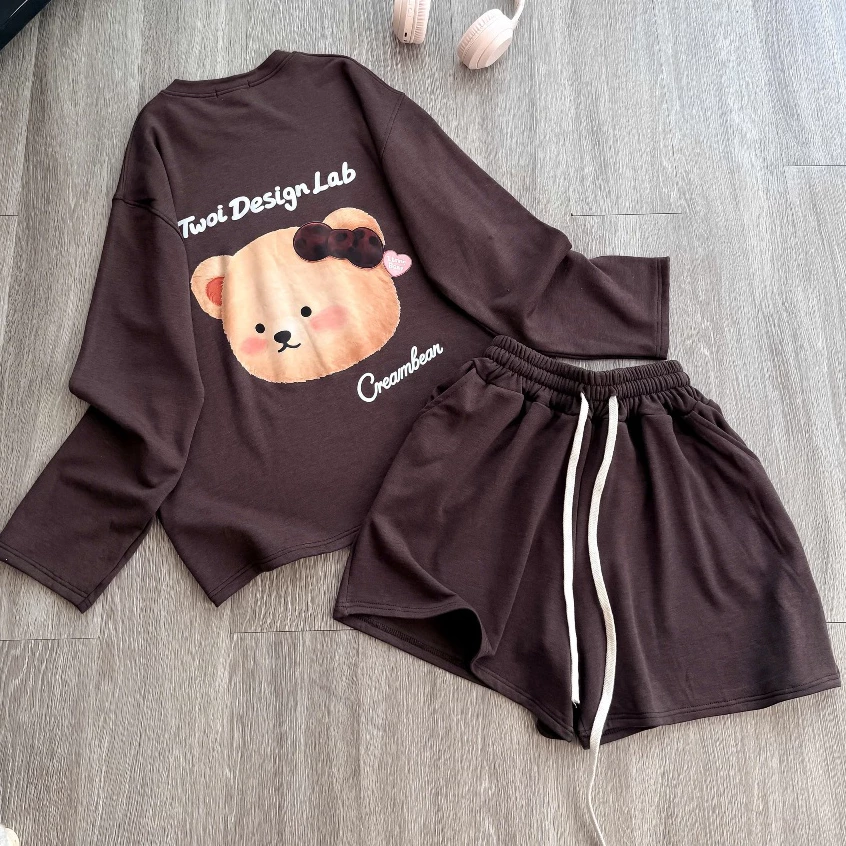 Set bộ áo thun dài tay phối quần đùi in hình gấu chất cotton form rộng phong cách trẻ trung