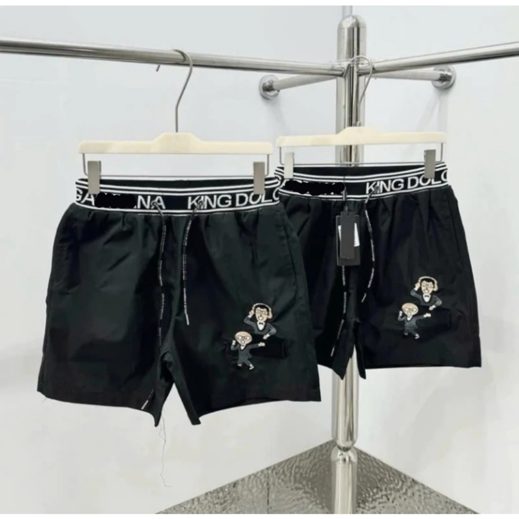 Quần Short Gió Nam PB Thêu Logo Hình Hai Nghệ Sĩ Ca Hát Phối Cạp Chun Dệt Sọc Chữ Đôn Chề Dành Cho Anh Em Boy Phố 2026