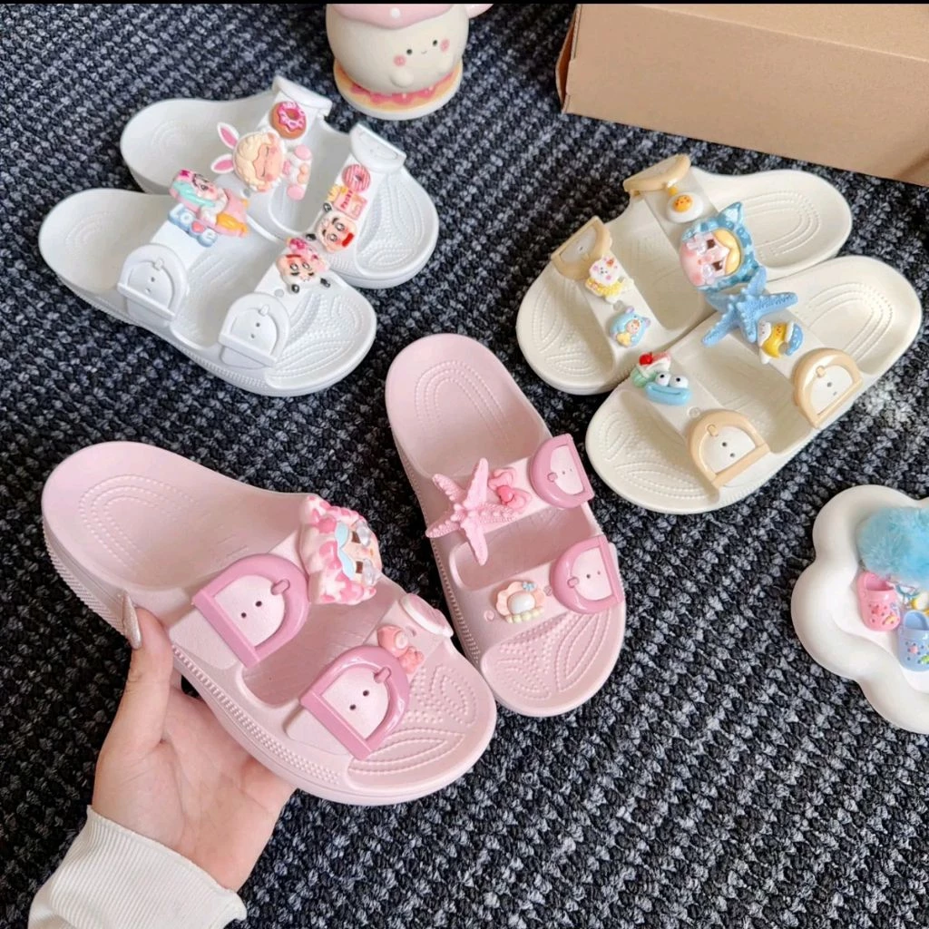 ( Cham ngẫu Nhiên )Dép Bánh Mỳ Quai Ngang 2 Quai Khuy Cài Gắn Nhiều Cham Xinh