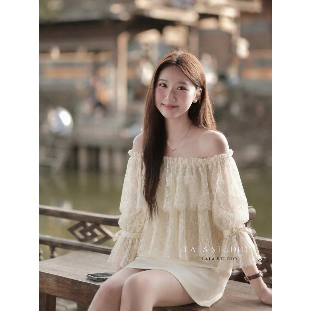 LALASTUDIO• Áo ren trễ vai bèo tầng tay lỡ phối nơ tiểu thư thanh lịch