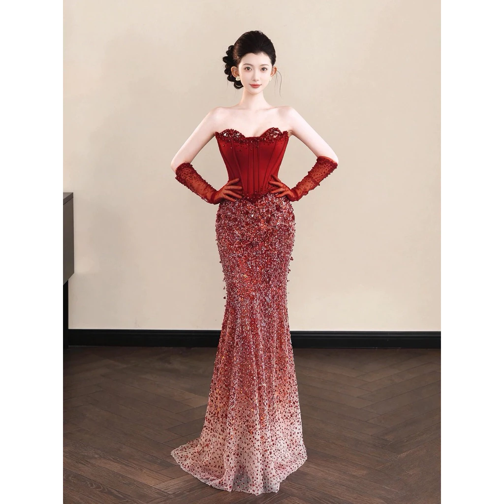 Đầm Dạ Hội Đỏ Đính Sequin Lấp Lánh Dáng Dài Cúp Ngực Cổ Tim Kèm Găng Tay Ren Sang Trọng Dự Tiệc