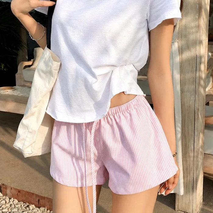 Quần Đùi Kate Kẻ Sọc đơn giản phù hợp mặc ở nhà hoặc đi biển chơi