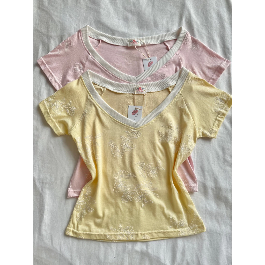 MOLLYE - CHICO TOP| Áo thun nữ tay ngắn vải mỏng, vải Cotton thêu hoạ tiết áo cổ tim, màu pastel dễ thương