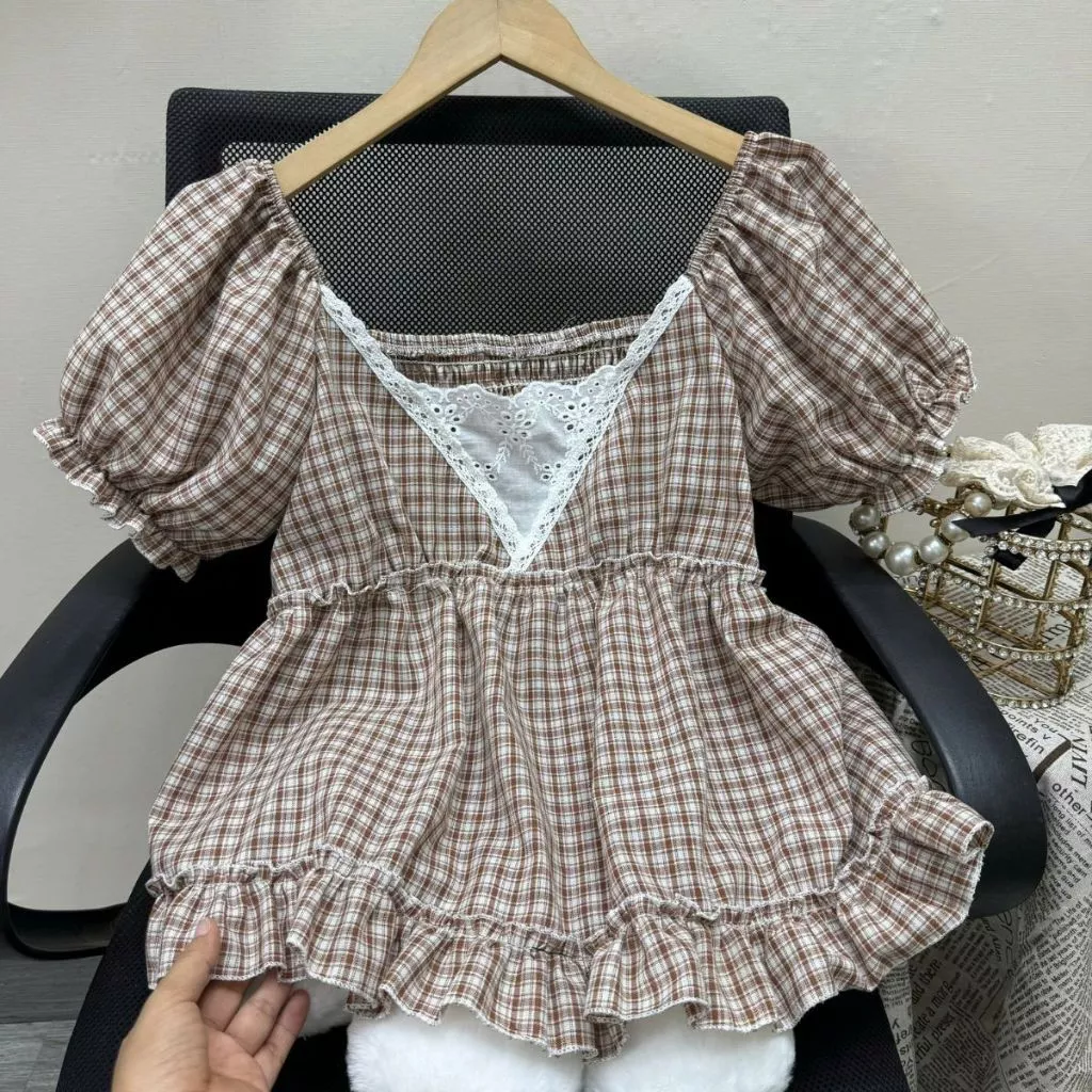 Áo Kiểu Sọc Caro Bigsize Nữ Siêu Xinh – Cổ Vuông Phối Ren Trắng, Tay Phồng Bèo Nhún Điệu Đà, Dáng Xòe Che Bụng-A367/A368