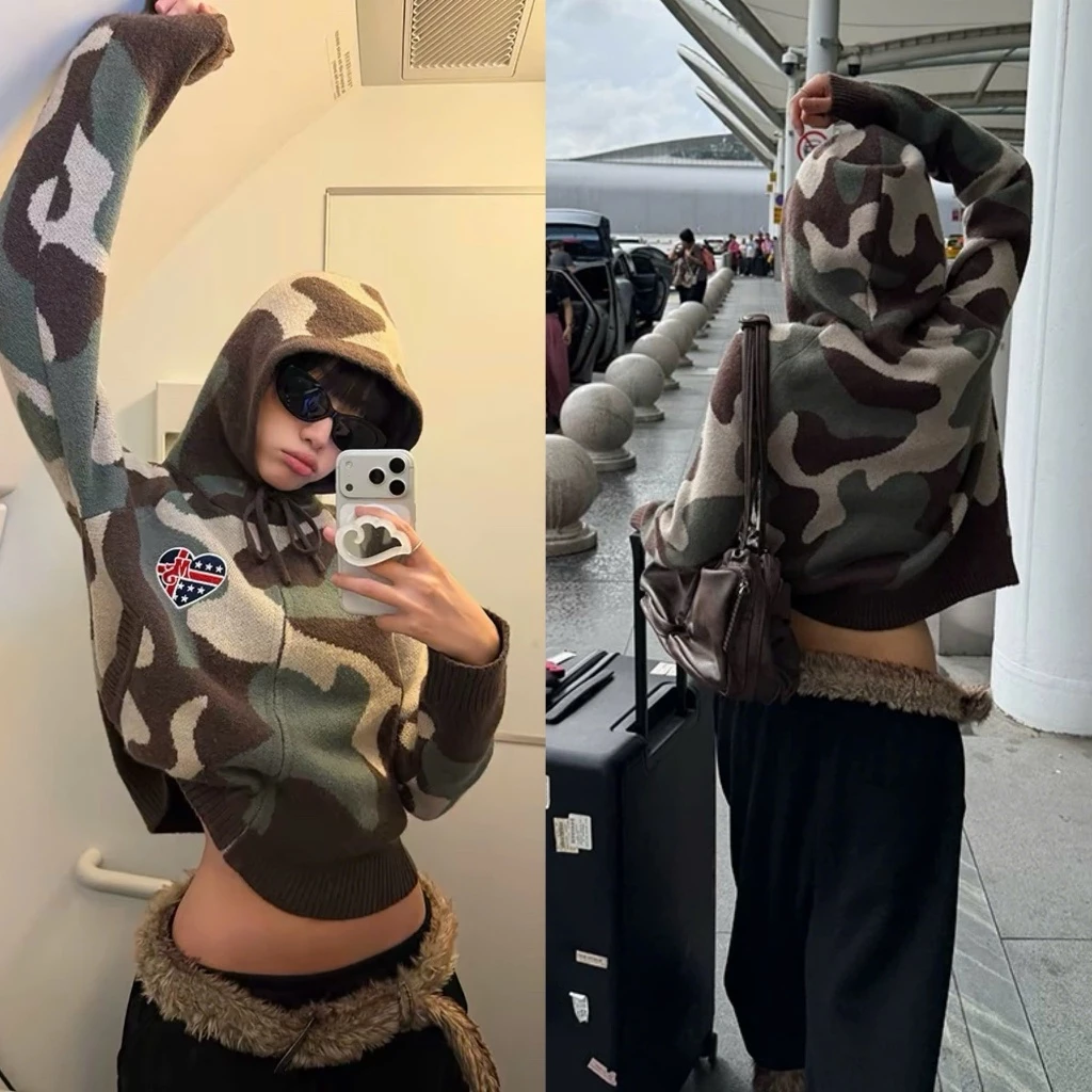 Áo khoác len khóa zip họa tiết rằn ri dáng croptop phối mũ họa tiết cá tính ấm áp - TikTik