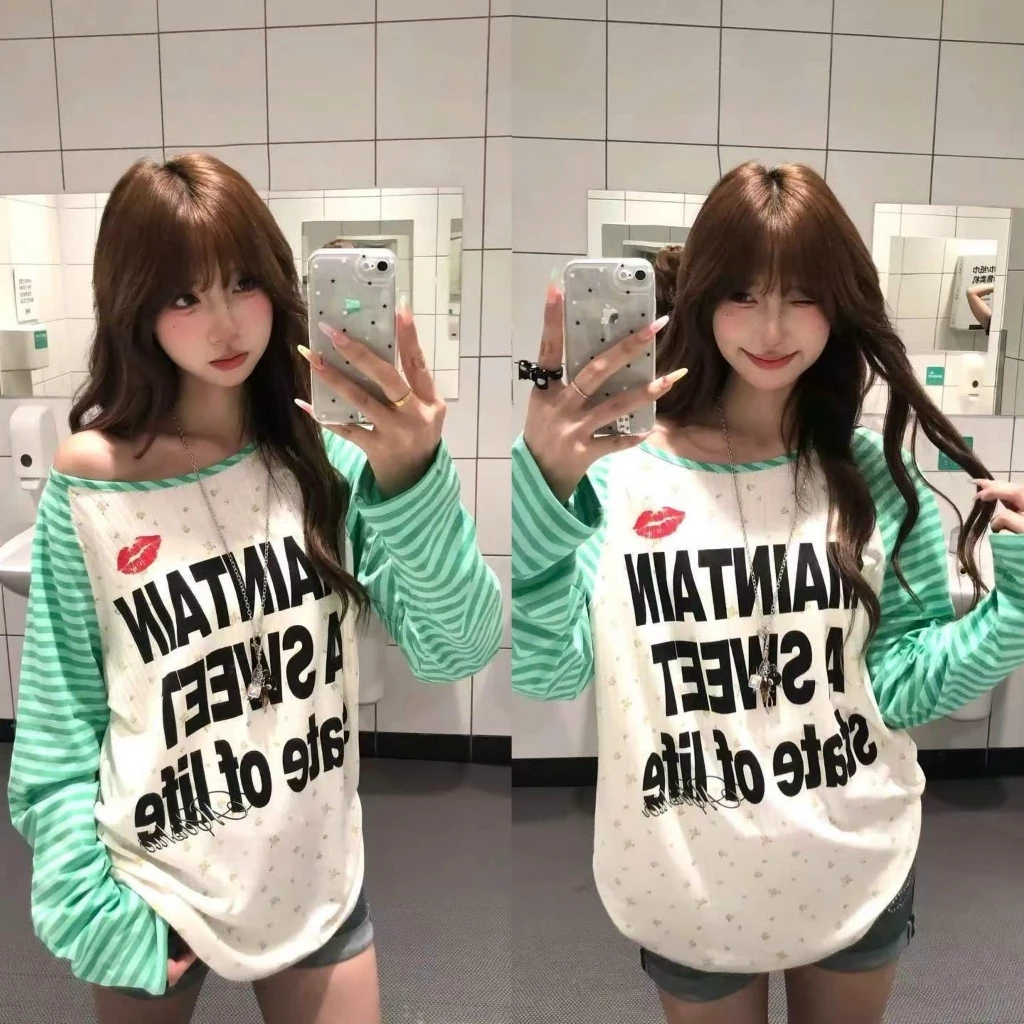 Áo thun nữ dài tay cổ rộng phối kẻ ngang xanh mint họa tiết chữ đen và môi đỏ - TikTik